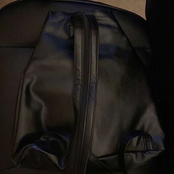 NWOT! CHI Quilted Travel Sling Bag Front Pockets Interior Elasticized Pouch - Picture 3 of 3